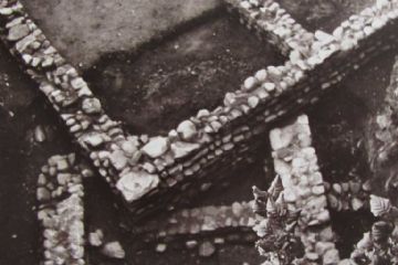 sotto il Capo d'angolo appaiono i resti di una torre del IdC e più in basso, una casa del II aC