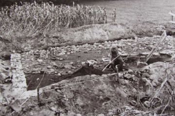 l'operaio del cantiere Cagnoli Germano sta setacciando il terriccio carbonioso per recuperare eventuali cimeli