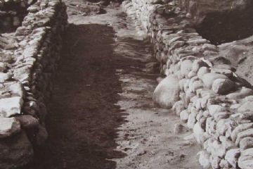 a sinistra si notano i resti di una costruzione adibita a recinto cimiteriale, all'interno fu trovata la tomba Gentilizia